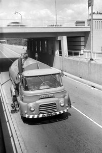 811228 Afbeelding van een veegauto van de Gemeentelijke Reinigingsdienst op de Kanaalweg te Utrecht; op de achtergrond ...